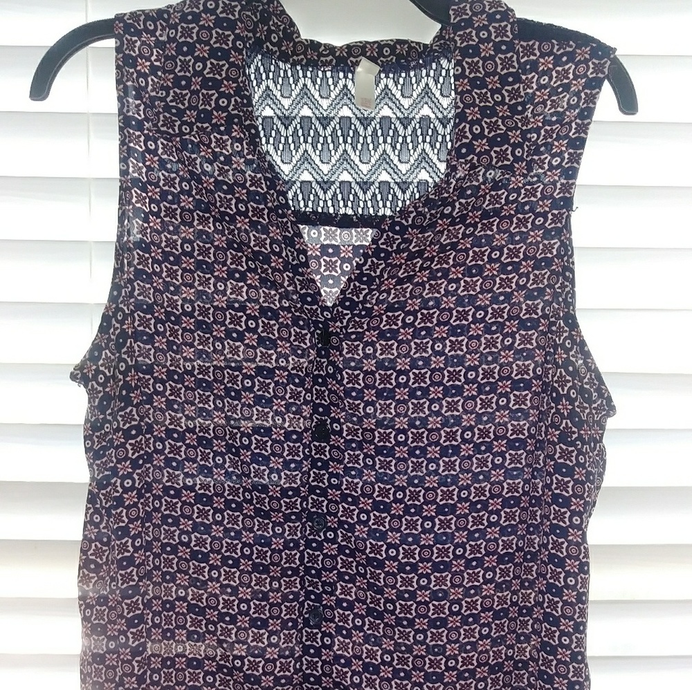 Ladies button-up sleeveless tunic
